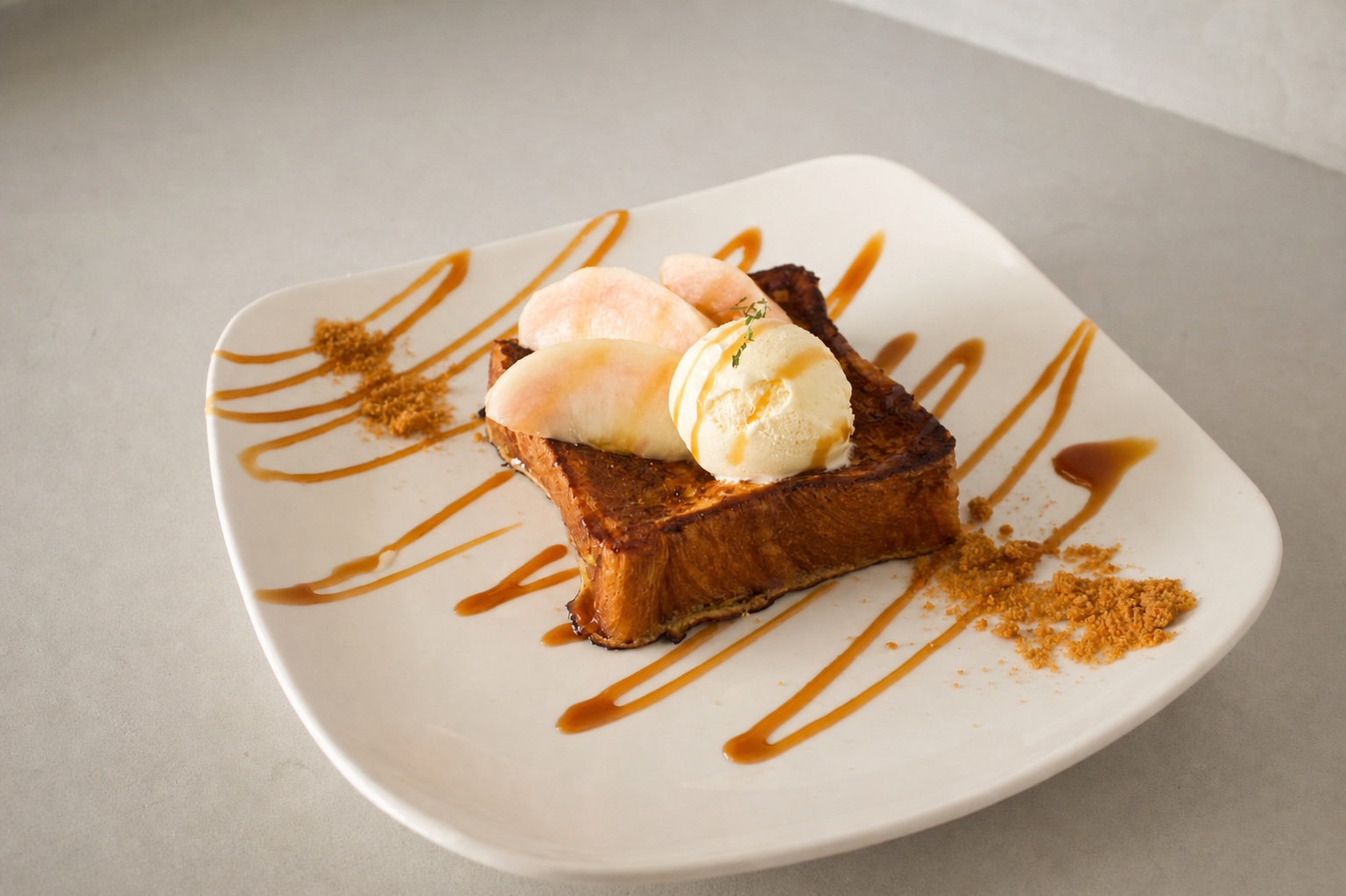 Peach French toast with ice cream and caramel sauce